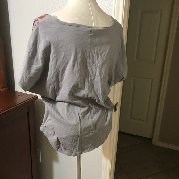 Grey short sleeved tribal print top - Picture 2 of 4